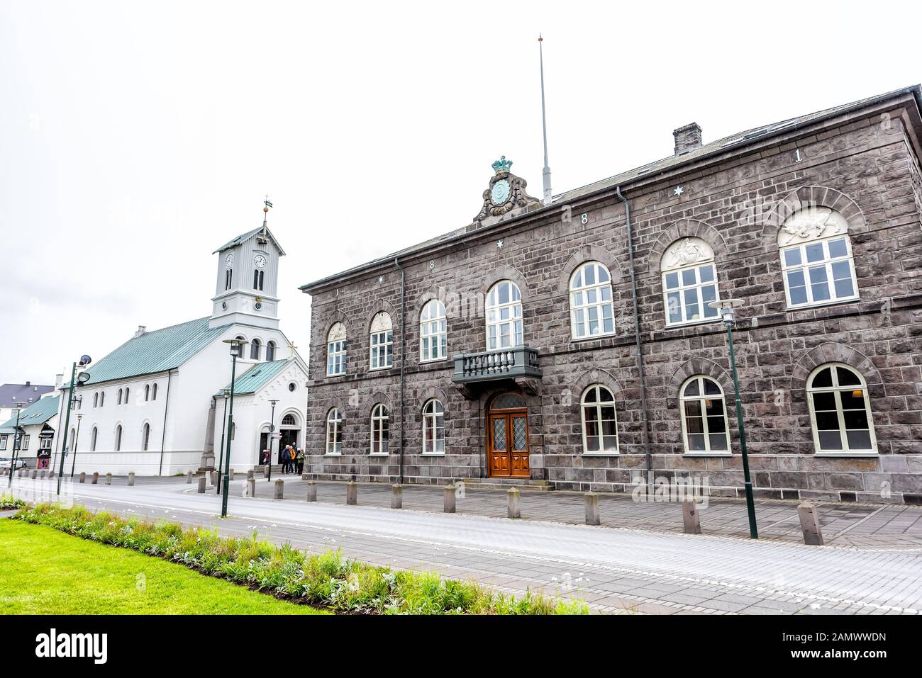 Reykjavik, Islanda - 19 giugno 2018: Chiesa della cattedrale nella capitale centrale, via della città, a Austurvollur Kirkjustaeti con pietra Althingi Parliament House Foto Stock