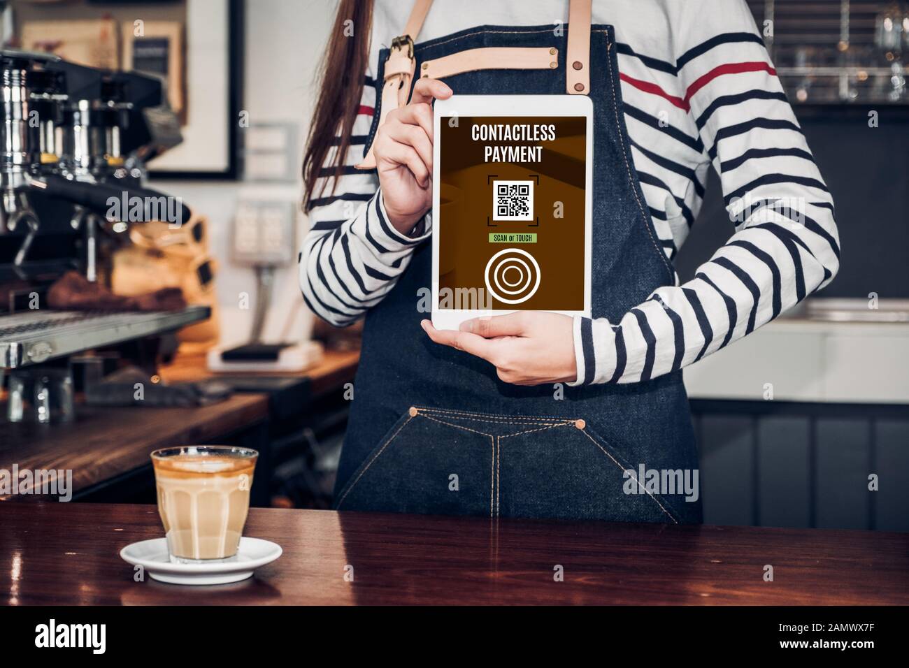 CLose up donna barista mano azienda tablet con contactless metodo di pagamento al banco bar nel ristorante cafe.Il pagamento on-line Foto Stock