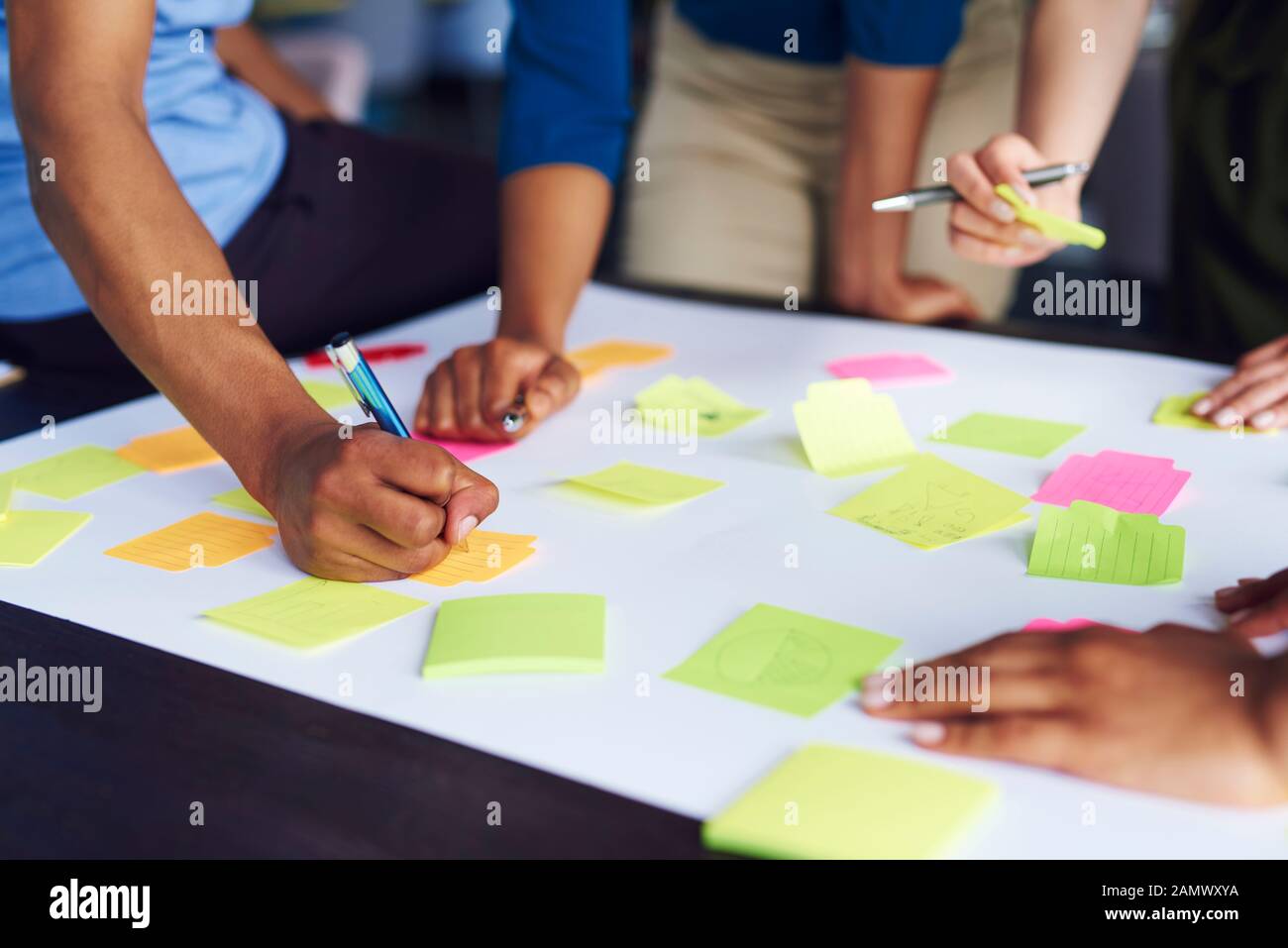 Brainstorming di giovani colleghi di affari Foto Stock