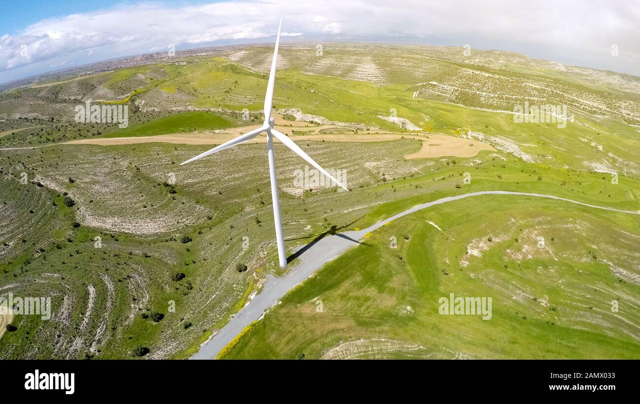 Turbina eolica gigante che fornisce energia verde alternativa, situata in campagna Foto Stock