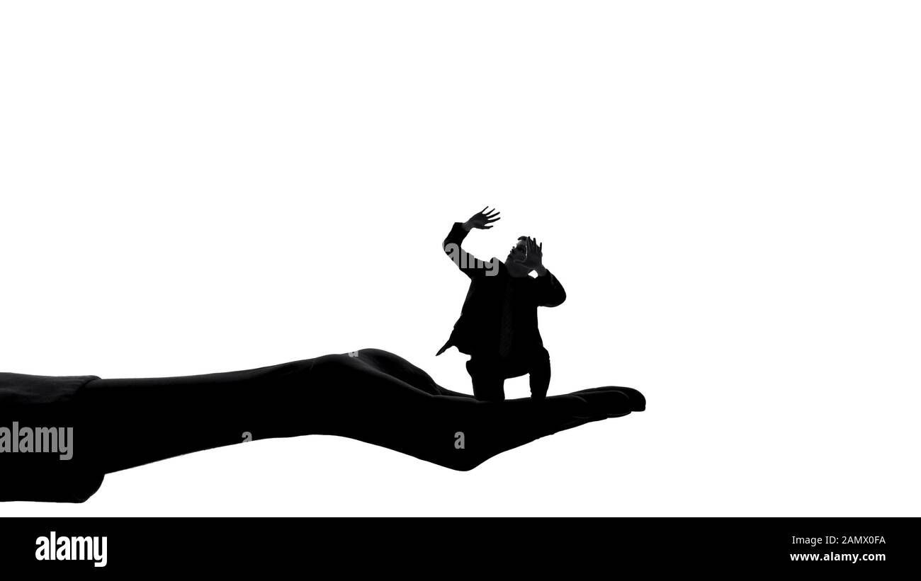 Silhouette di donna mano che tiene l'uomo, autorità femminile, manipolazione del dominio Foto Stock