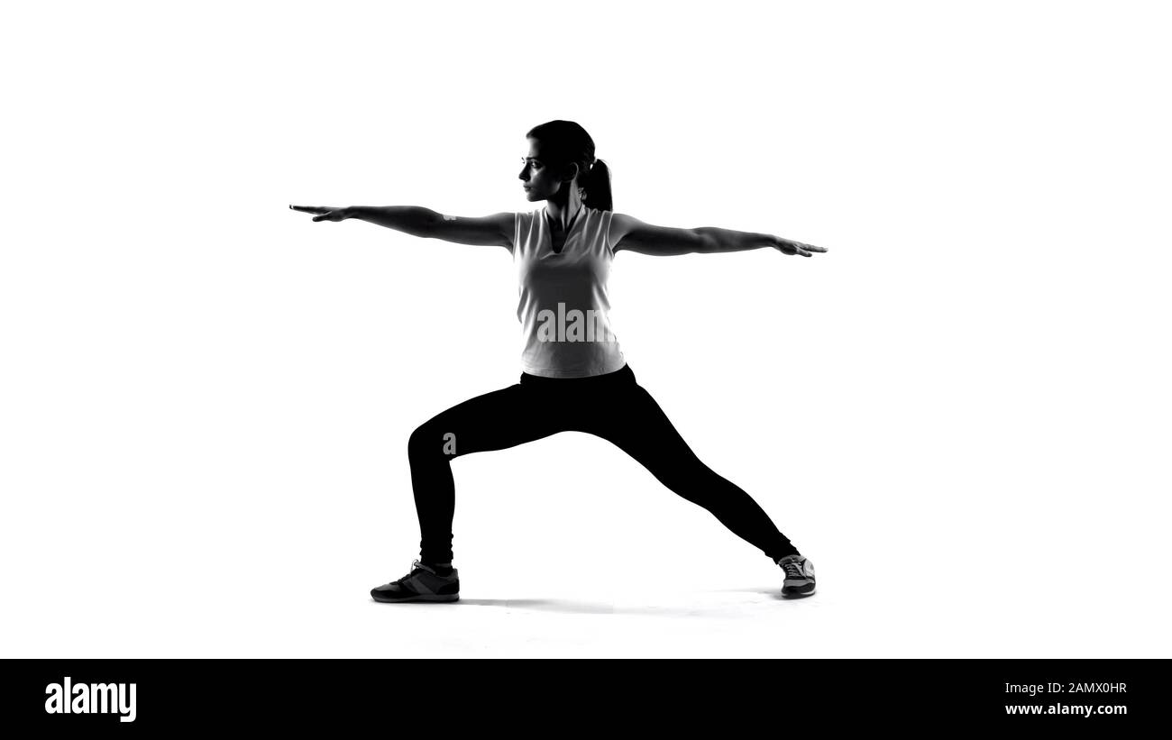 Ombra di giovane donna che fa esercizi di yoga e meditare, sport sanitario Foto Stock