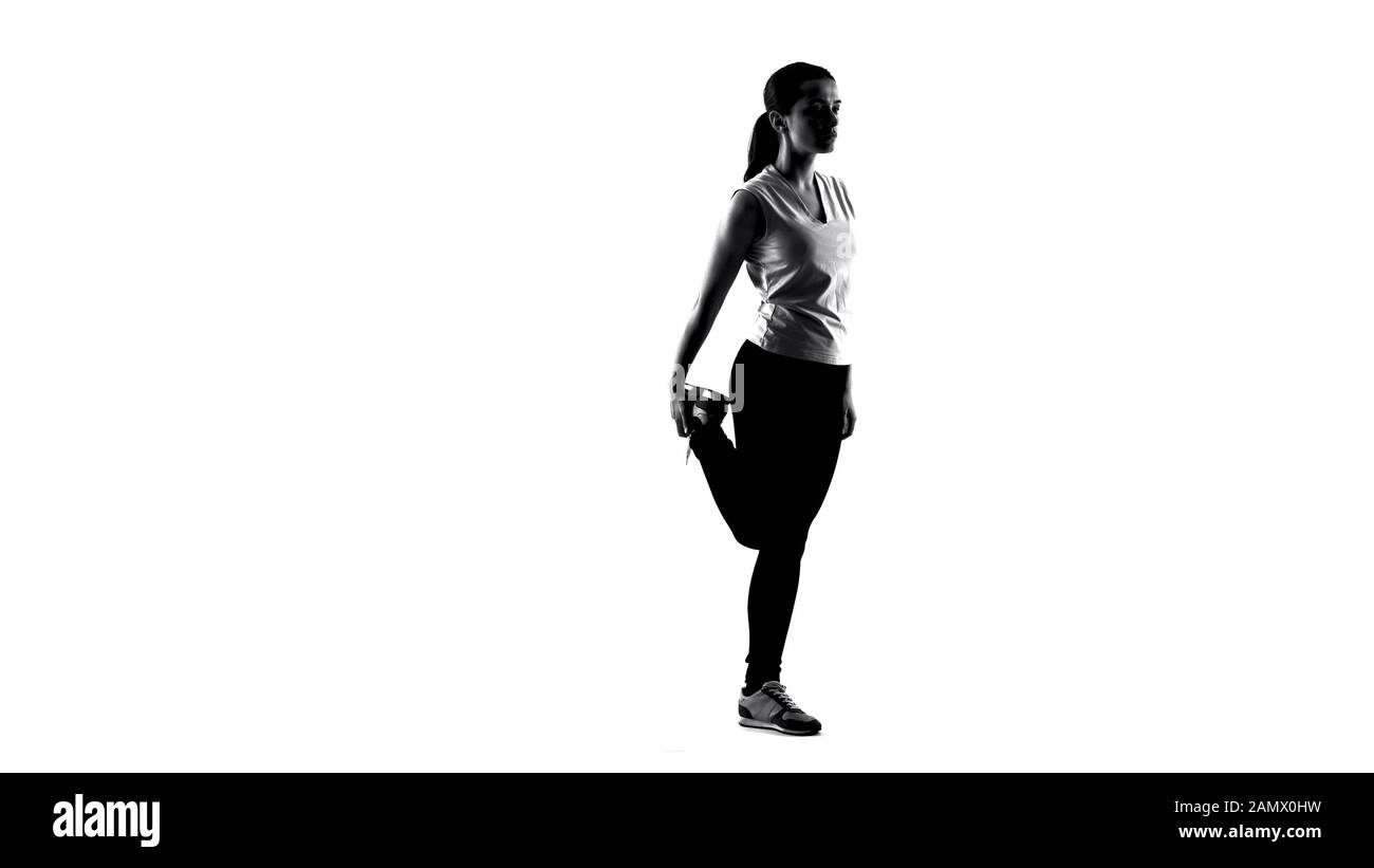 Silhouette di giovane donna che fa esercizi di yoga e meditare, sport sanitario Foto Stock