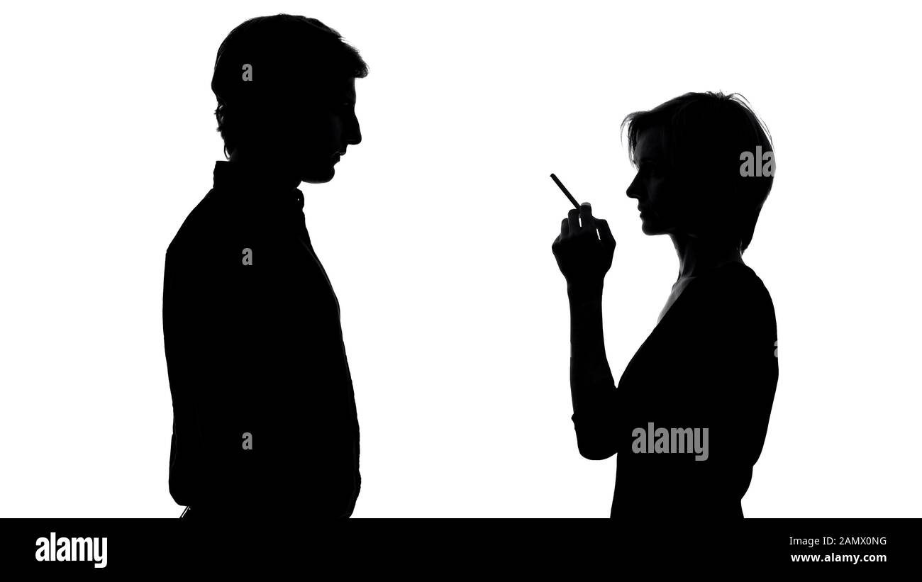 Silhouette di uomo che guarda fumatore femminile, cattiva abitudine dannosa per la salute Foto Stock