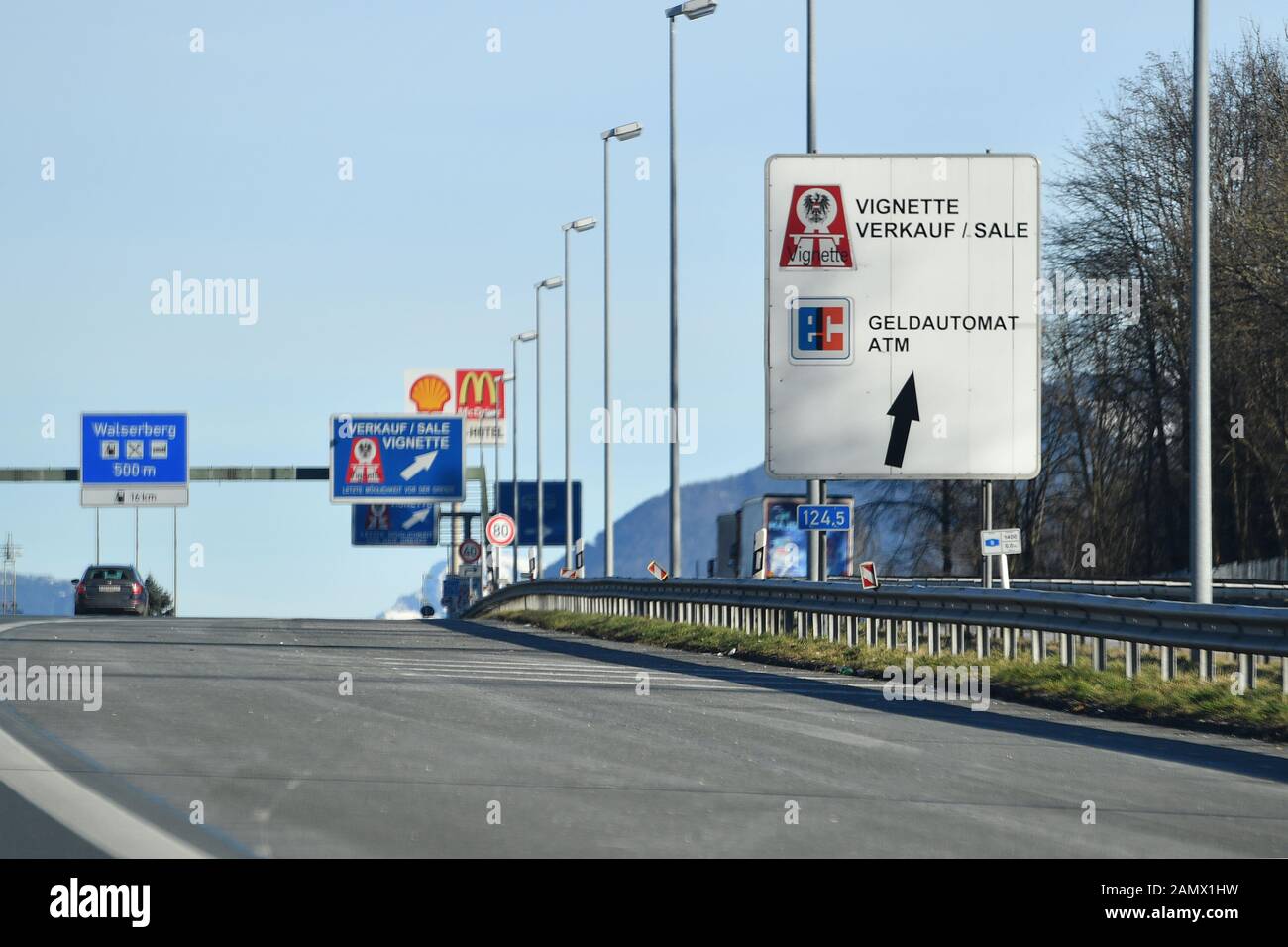 Walserberg, Germania. 14th Gen 2020. Grenzuebergang Walserberg Germania/Austria con segnaletica MAUT, PEDAGGIO, VIGNETTE, Autobahnvignette, Pickerl, Autobahn A8 vicino Bad Reichenhall. Traffico stradale, auto, autostrada, | utilizzo nel mondo credito: DPA/Alamy Live News Foto Stock