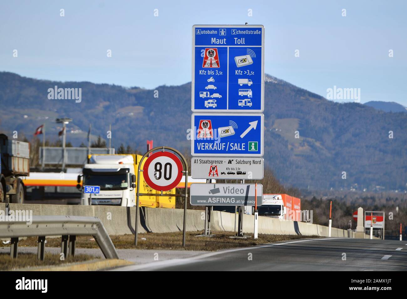 Walserberg, Germania. 14th Gen 2020. Grenzuebergang Walserberg Germania/Austria con segnaletica MAUT, PEDAGGIO, VIGNETTE, Autobahnvignette, Pickerl, Autobahn A8 vicino Bad Reichenhall. Traffico stradale, auto, autostrada, | utilizzo nel mondo credito: DPA/Alamy Live News Foto Stock