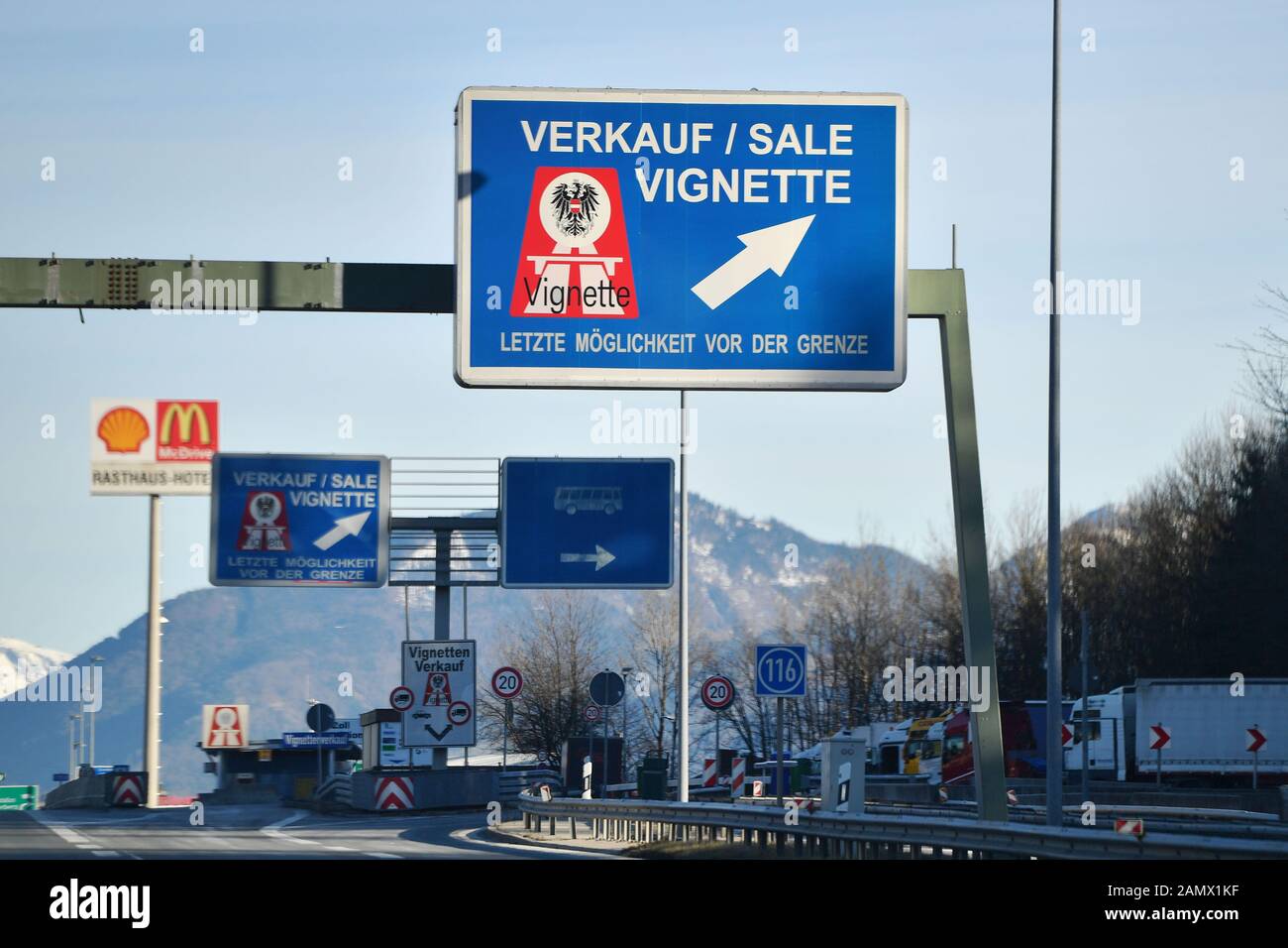 Walserberg, Germania. 14th Gen 2020. Grenzuebergang Walserberg Germania/Austria con segnaletica MAUT, PEDAGGIO, VIGNETTE, Autobahnvignette, Pickerl, Autobahn A8 vicino Bad Reichenhall. Traffico stradale, auto, autostrada, | utilizzo nel mondo credito: DPA/Alamy Live News Foto Stock