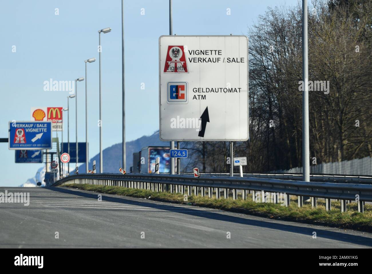Walserberg, Germania. 14th Gen 2020. Grenzuebergang Walserberg Germania/Austria con segnaletica MAUT, PEDAGGIO, VIGNETTE, Autobahnvignette, Pickerl, Autobahn A8 vicino Bad Reichenhall. Traffico stradale, auto, autostrada, | utilizzo nel mondo credito: DPA/Alamy Live News Foto Stock