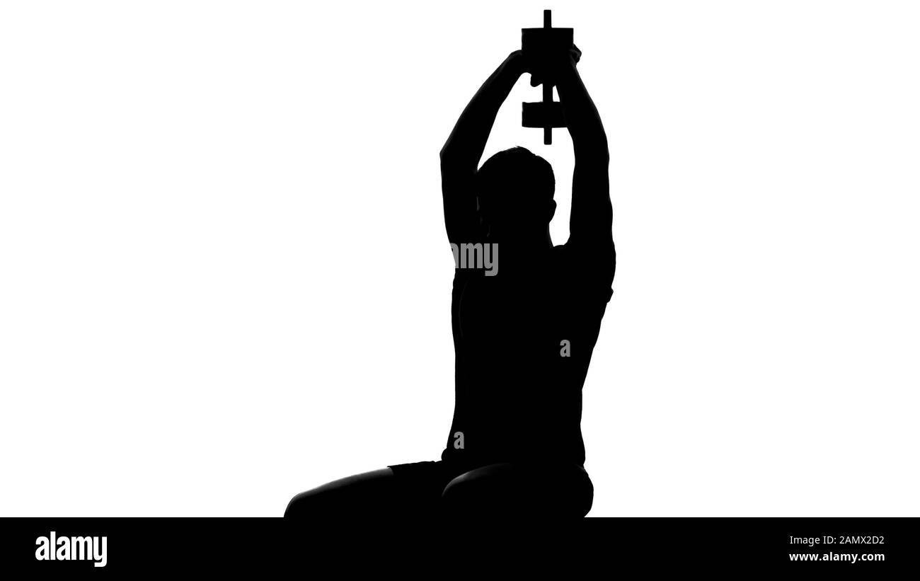 Silhouette atleta sollevamento dumbbell durante l'allenamento tricipite, bodybuilding Foto Stock