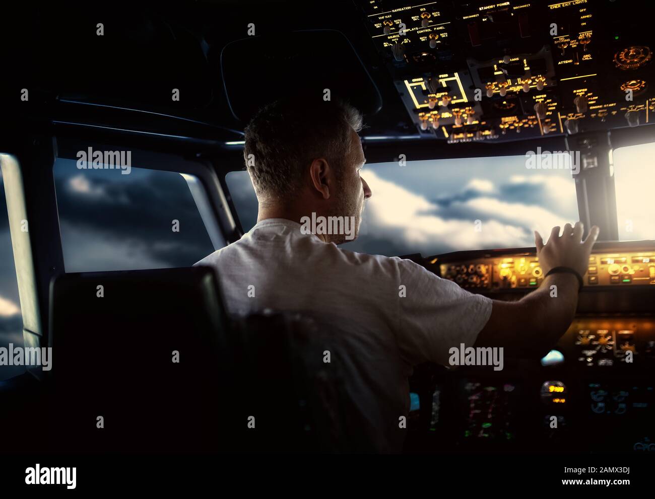 il pilota attiva i pulsanti nell'abitacolo dell'aeromobile Foto Stock