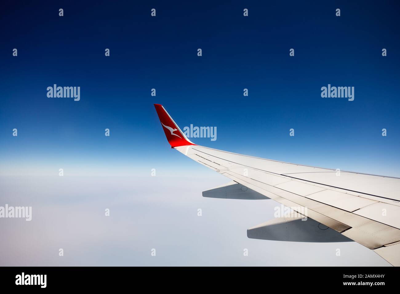 L'ala di un Boeing Qantas 737 Foto Stock