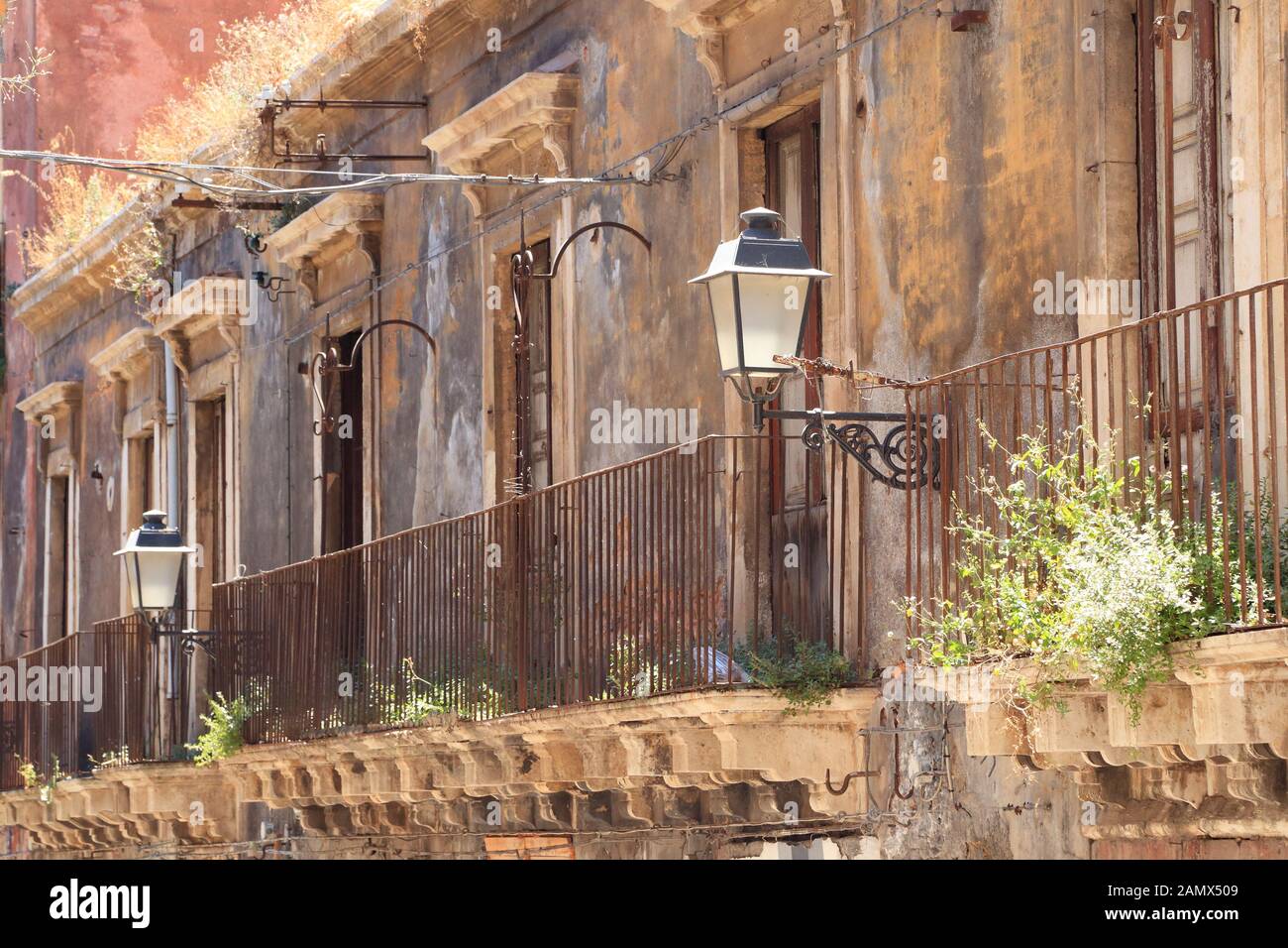Vecchia casa abbandonata a Catania Foto Stock