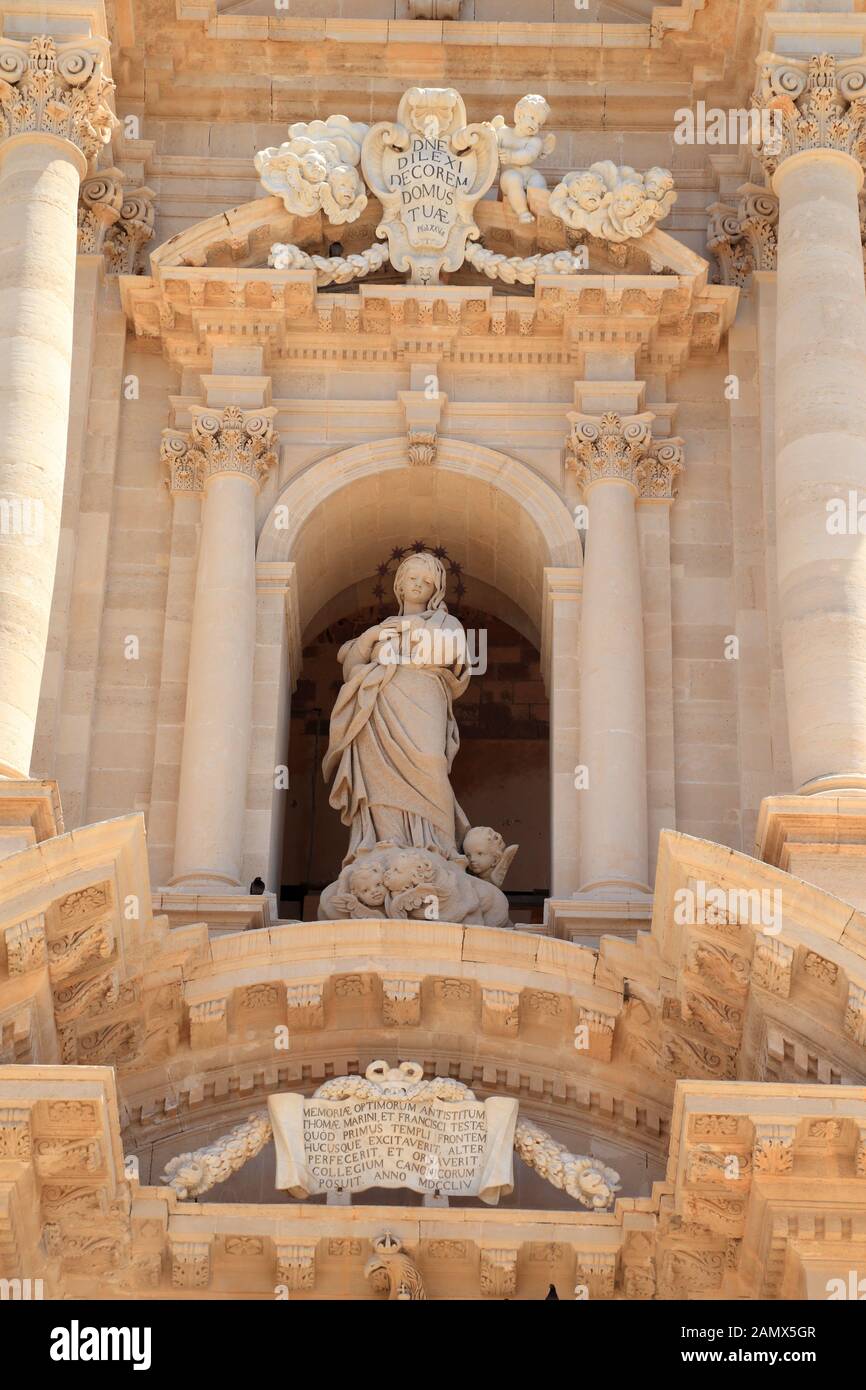 Statua Della Vergine Maria. Cattedrale Di Siracusa, Ortigia. Madonna del Piliere. Duomo Di Siracusa, Ortigia. Foto Stock