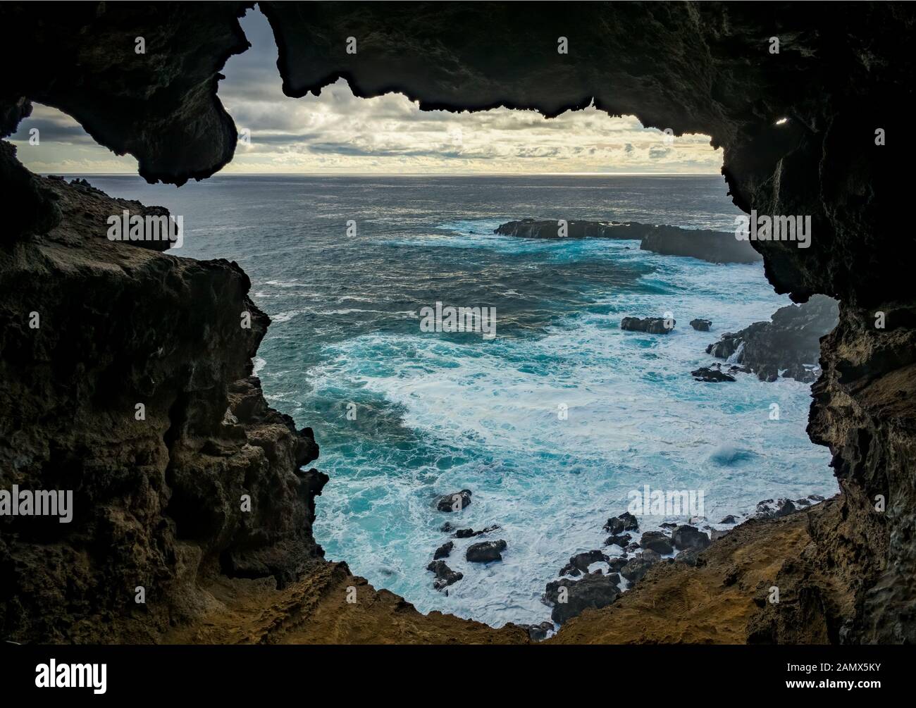 Foro per l'oceano pacifico, vista dall'interno della grotta di lava Foto Stock