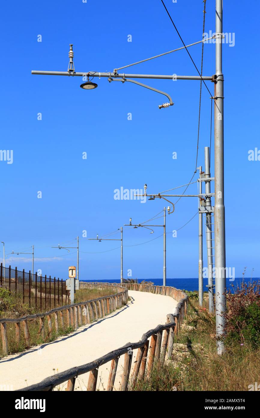Percorso ciclabile lungo una vecchia linea ferroviaria. Pista Ciclabile (Pista Ciclabile) Rossana Maiorca. Foto Stock