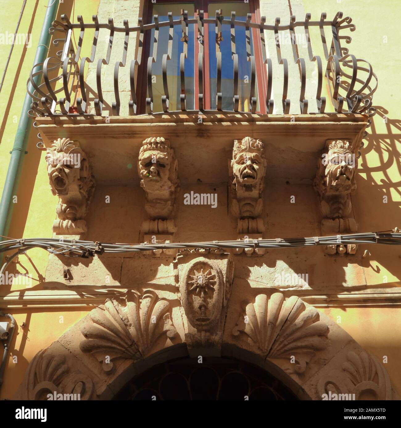 Mensole barocche con muratori. Staffe per balconi scolpite. Architettura  barocca in Sicilia Foto stock - Alamy