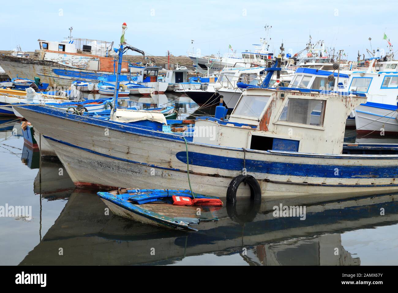 Barche da pesca nel porto Porto di Porticello di Santa Flavia Foto Stock
