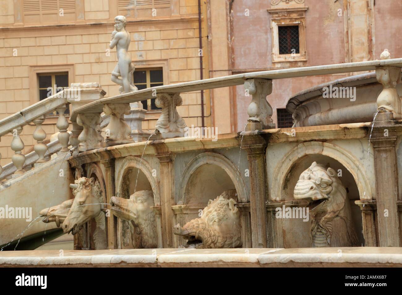 Animale mitologico con sculture di Palermo Fontana Pretoria Foto Stock