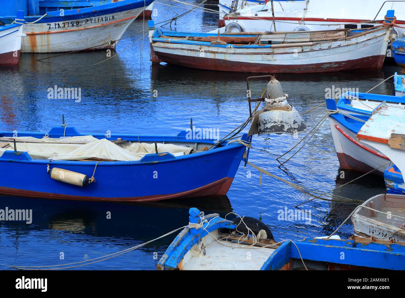 Barca con lampada da pesca di vecchia notte nel porto Porto di Porticello di Santa Flavia Foto Stock