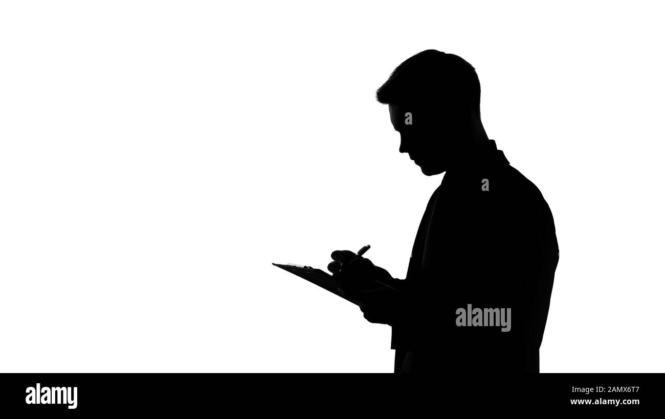 Man silhouette scrivere le risposte nella scheda del questionario, indagini statistiche Foto Stock