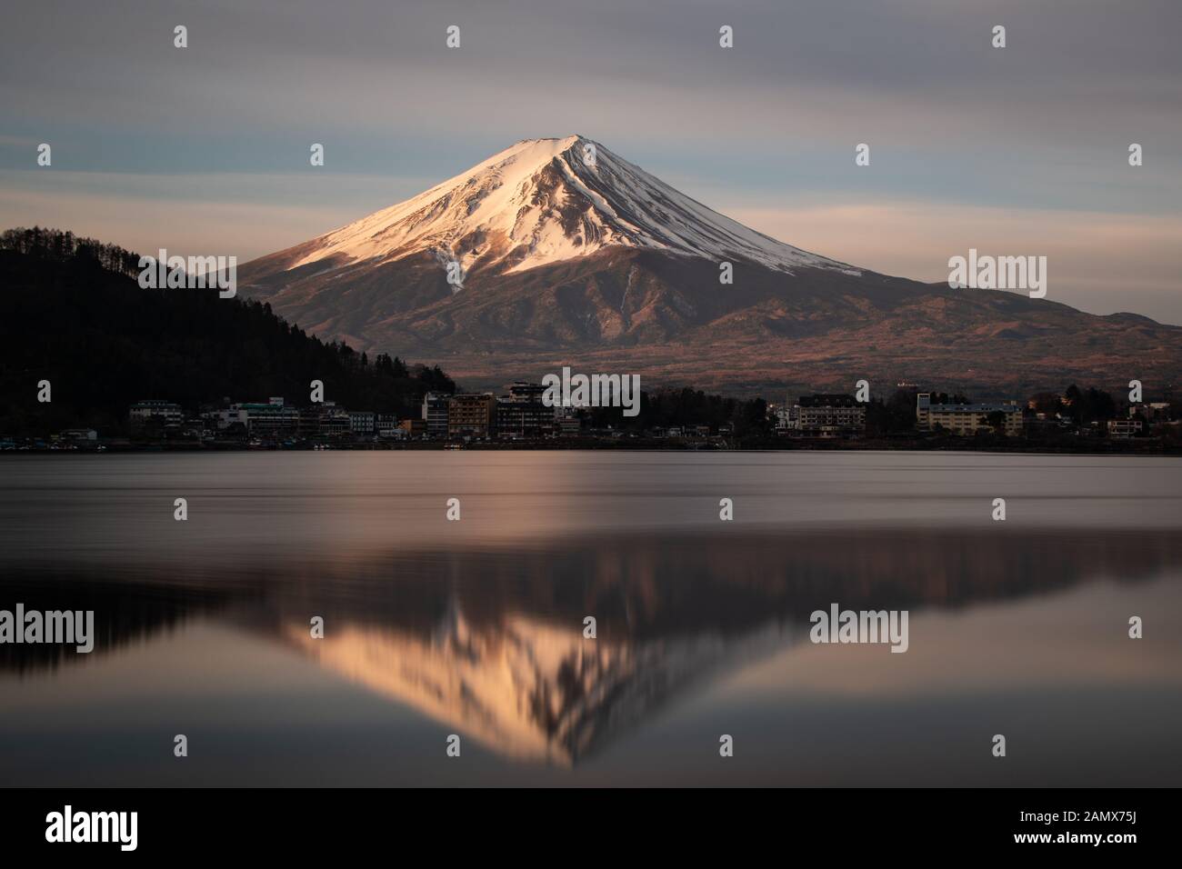 Il monte Fuji si riflette nel Lago Kawaguchi presso Sunrise Foto Stock