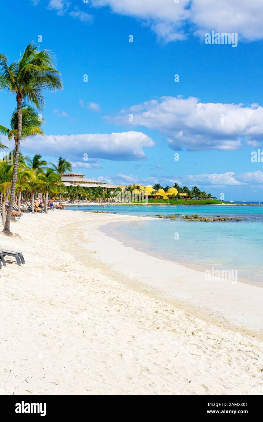 Spiaggia di sabbia bianca e onde sulla costa del Mar dei Caraibi, Messico. Riviera Maya. Immagine senza persone. Foto Stock