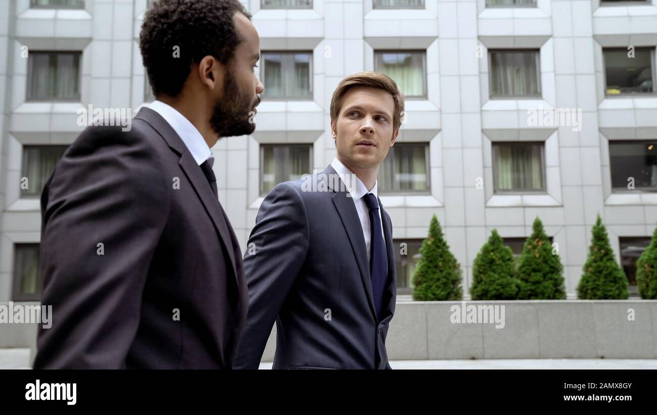 Partner fiduciosi che discutono di progetto aziendale congiunto, che parlano di piano d'azione Foto Stock