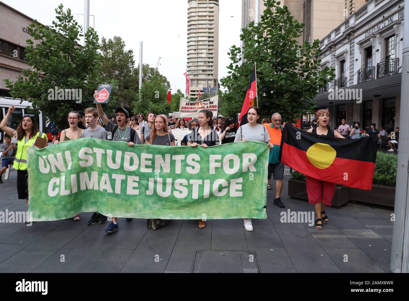Sydney, Australia. 15th gennaio 2020. Uni Students for Climate Justice ha organizzato una protesta chiamata "Sydney Protesta: Fare pagare I Criminali del clima! Sacco Scomo!" I Manifestanti si sono incontrati presso la Customs House prima di marciare negli uffici delle aziende energetiche, AGL e Energy Australia. Credito: Richard Milnes/Alamy Live News Foto Stock