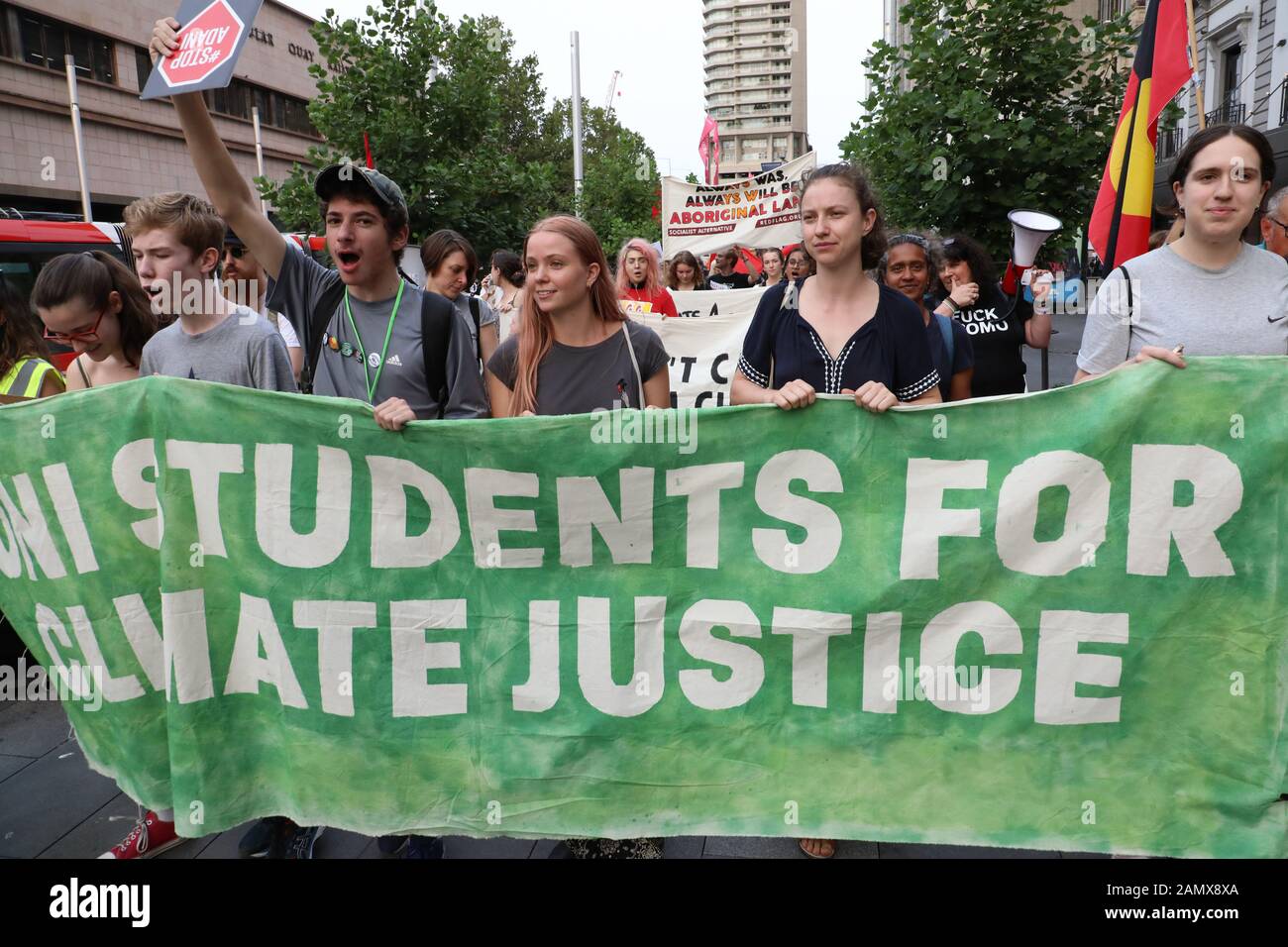 Sydney, Australia. 15th gennaio 2020. Uni Students for Climate Justice ha organizzato una protesta chiamata "Sydney Protesta: Fare pagare I Criminali del clima! Sacco Scomo!" I Manifestanti si sono incontrati presso la Customs House prima di marciare negli uffici delle aziende energetiche, AGL e Energy Australia. Credito: Richard Milnes/Alamy Live News Foto Stock