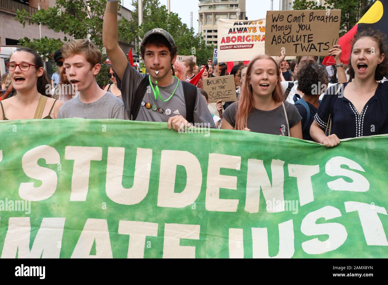 Sydney, Australia. 15th gennaio 2020. Uni Students for Climate Justice ha organizzato una protesta chiamata "Sydney Protesta: Fare pagare I Criminali del clima! Sacco Scomo!" I Manifestanti si sono incontrati presso la Customs House prima di marciare negli uffici delle aziende energetiche, AGL e Energy Australia. Credito: Richard Milnes/Alamy Live News Foto Stock