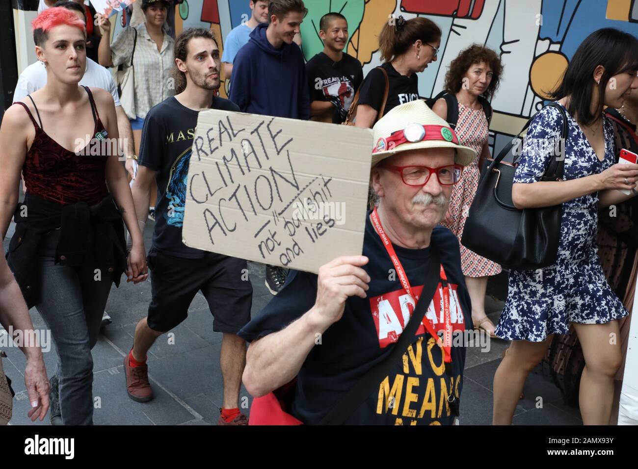 Sydney, Australia. 15th gennaio 2020. Uni Students for Climate Justice ha organizzato una protesta chiamata "Sydney Protesta: Fare pagare I Criminali del clima! Sacco Scomo!" I Manifestanti si sono incontrati presso la Customs House prima di marciare negli uffici delle aziende energetiche, AGL e Energy Australia. Credito: Richard Milnes/Alamy Live News Foto Stock