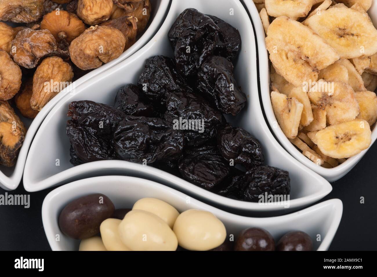 Primo piano di miscela di frutta secca e noci. Simboli della vacanza di natale. Foto Stock
