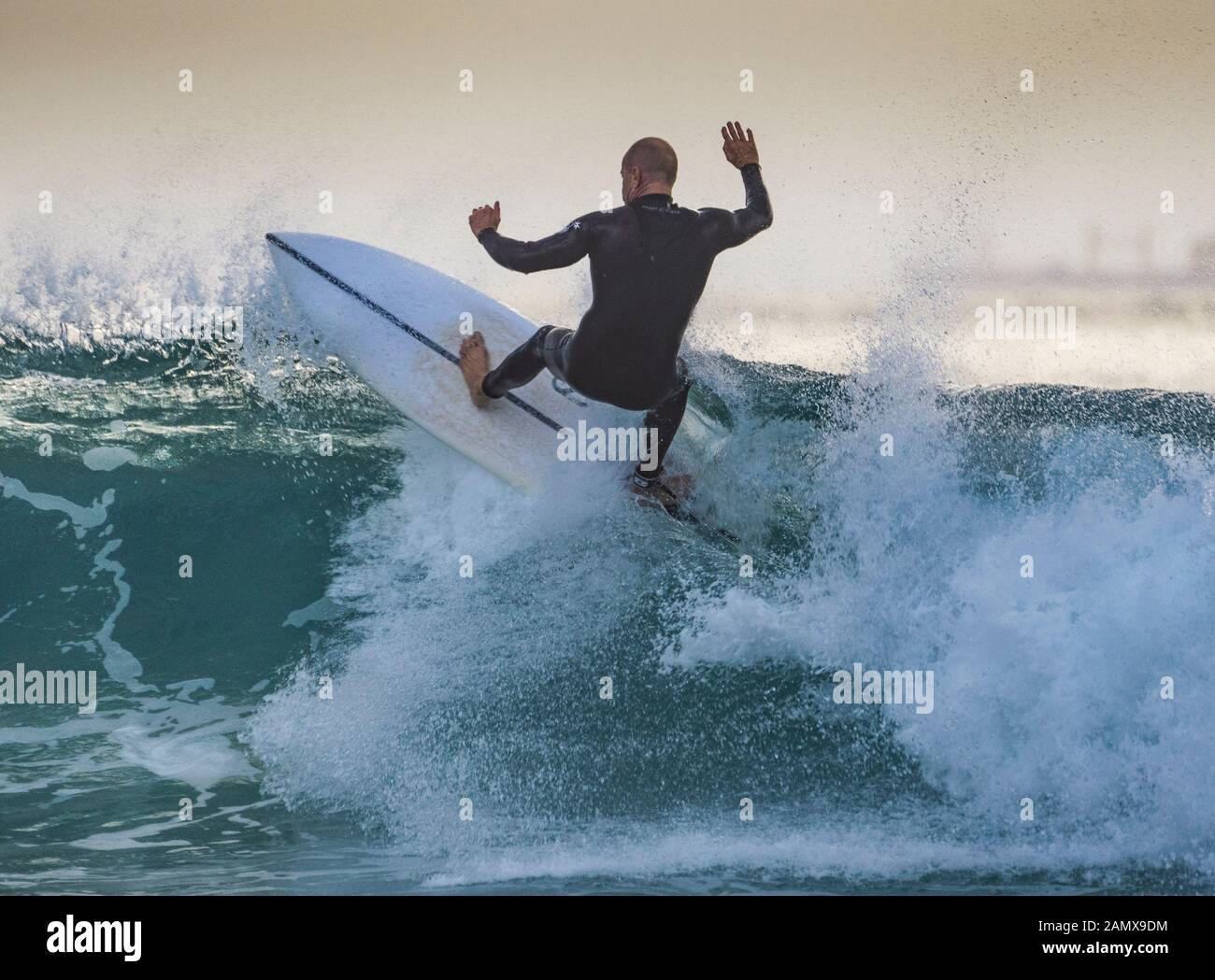 Surf a Tarifa, Costa de la Luz, Cadice, Andalusia, Spagna. Foto Stock