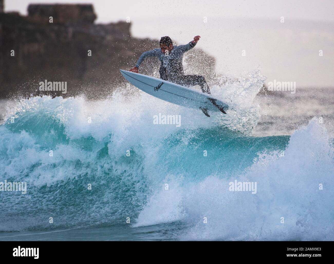 Surf a Tarifa, Costa de la Luz, Cadice, Andalusia, Spagna. Foto Stock