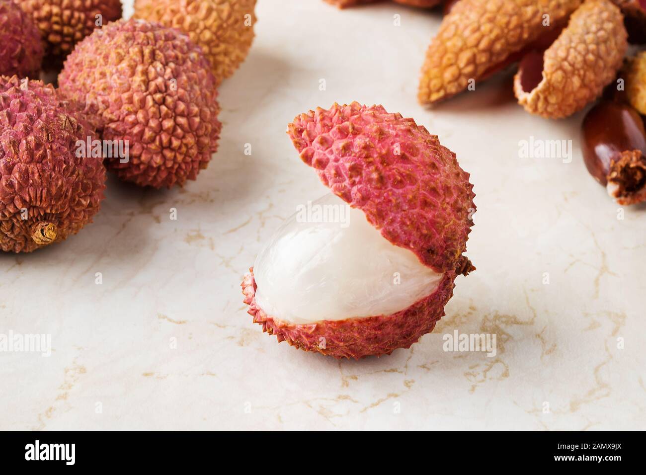 Close-up di succosa mature litchi frutto (Litchi chinensis) su un bianco kithen tabella. La frutta e la verdura, vegetariano e mangiare sano. Pronto a mangiare. Foto Stock