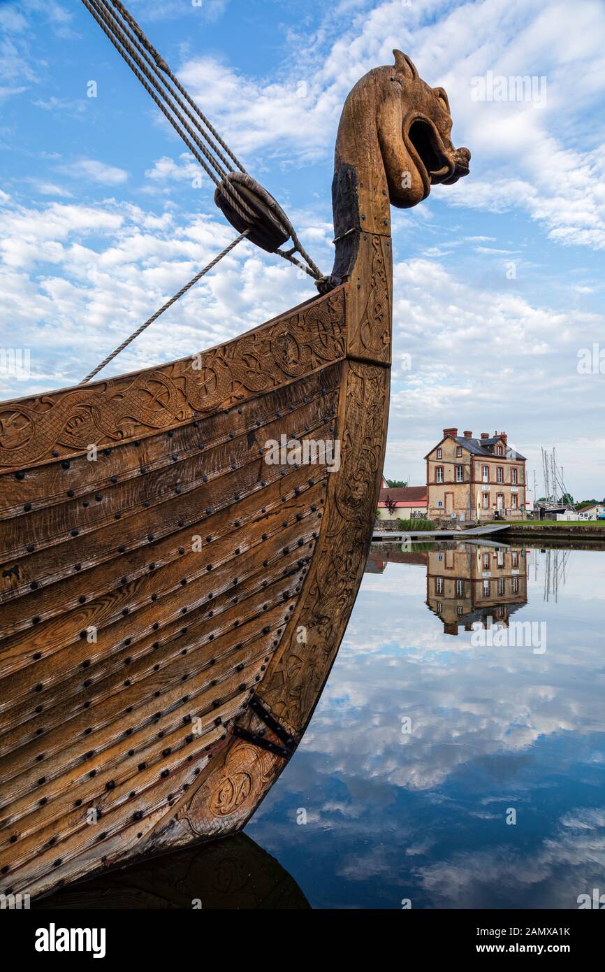 Una replica vichinga nave ormeggiata nel porto turistico di Carentan, Normandia, Francia Foto Stock