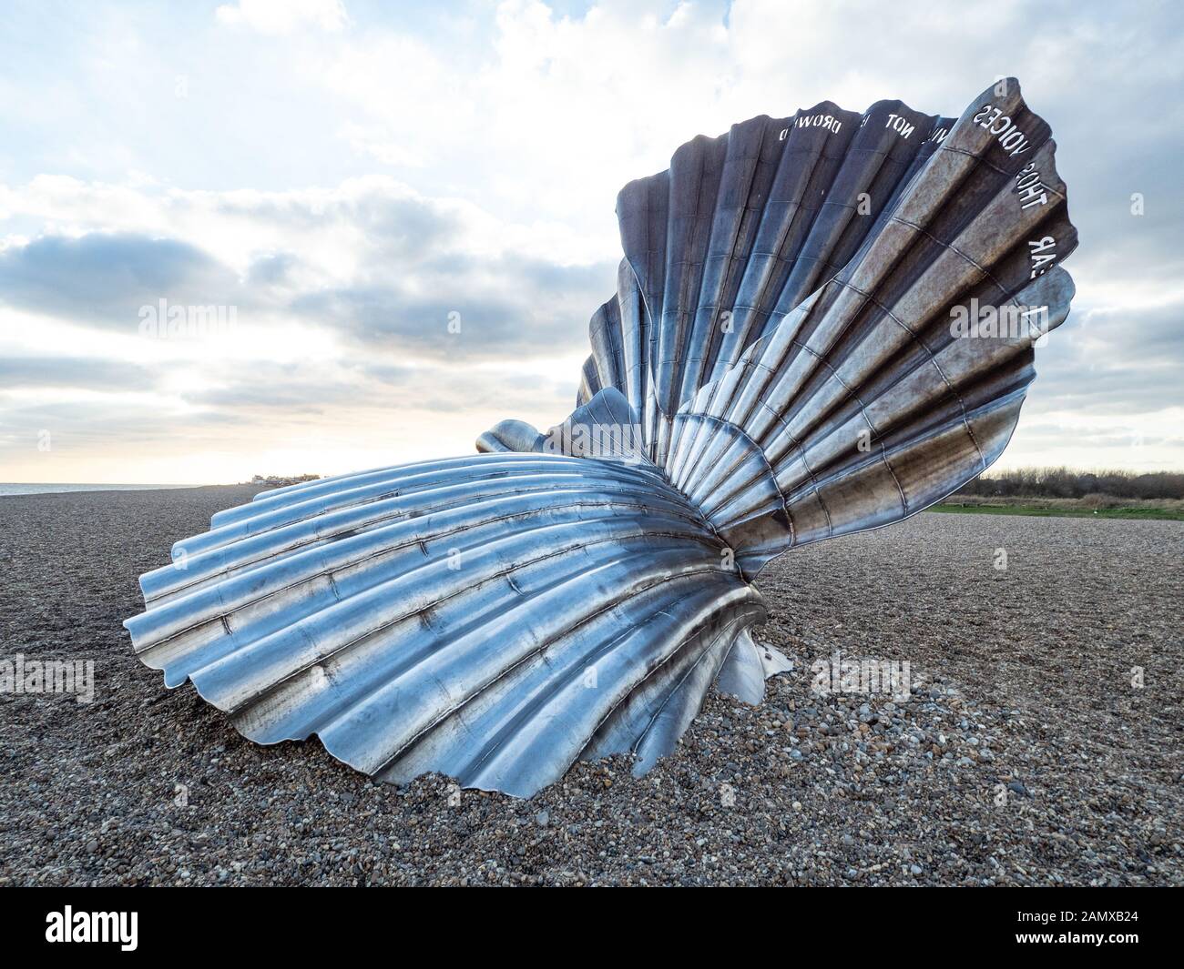 Una vista laterale del guscio scultura sulla spiaggia di Aldeburgh appena dopo la pulizia contro uno sfondo di scandole Foto Stock