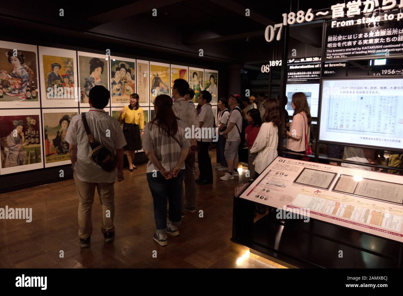 Vista interna della fabbrica di birra di Sapporo nella città di Sapporo, Hokkaido, Giappone, Asia. Turisti giapponesi e persone che visitano luoghi di interesse e vecchia industria c Foto Stock