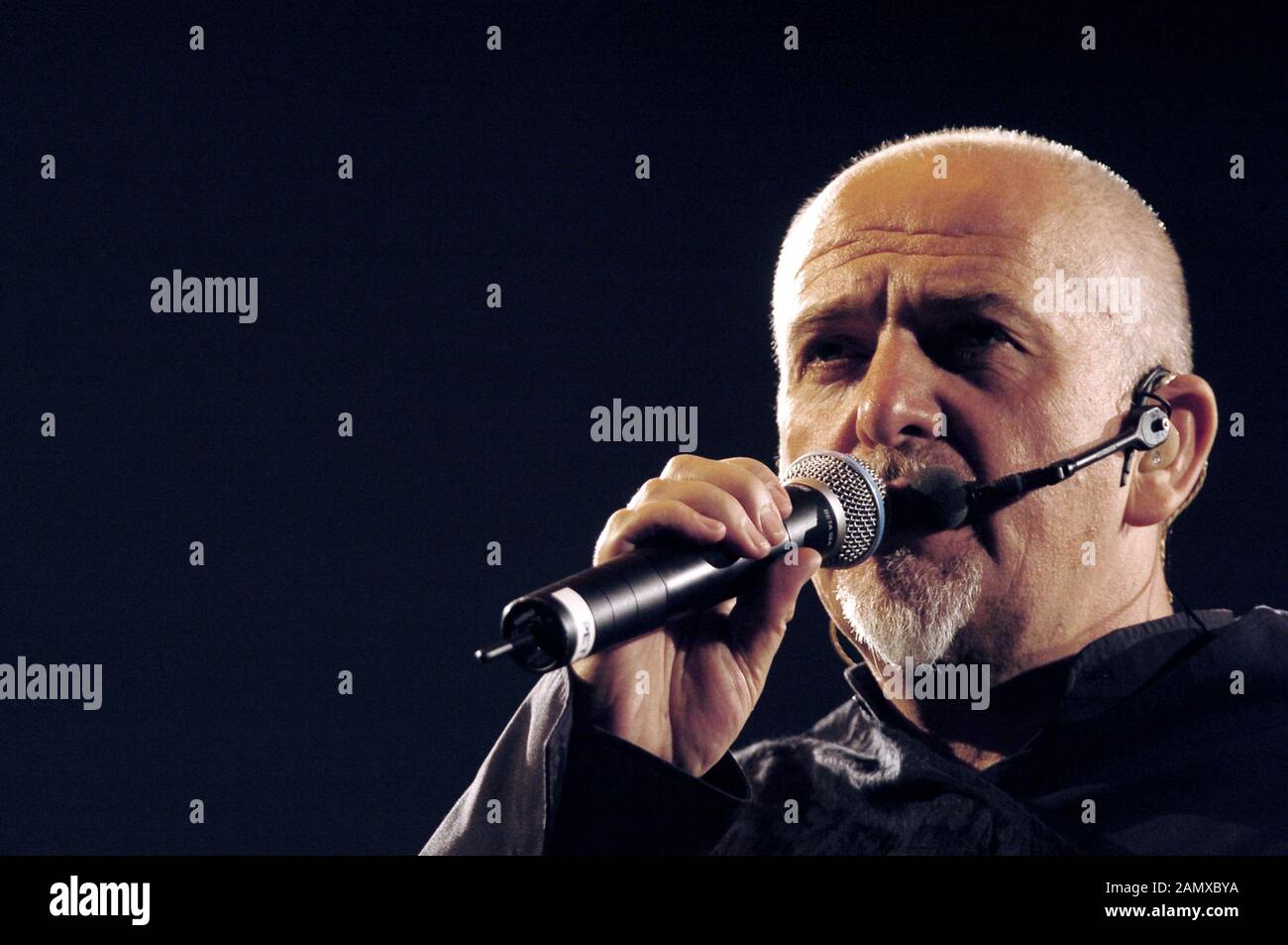 Milano Italia 05/11/2004 concerto dal vivo di Peter Gabriel al Forum Assago Foto Stock