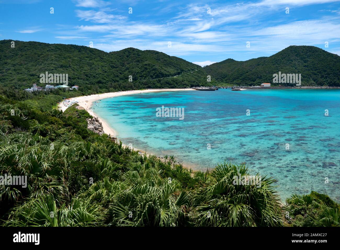 Aharen beach sull'isola Tokashiki, Kerama arcipelago, a Okinawa, Giappone, Asia. Il popolo giapponese di nuoto, turisti rilassante durante le vacanze. Mare blu Foto Stock