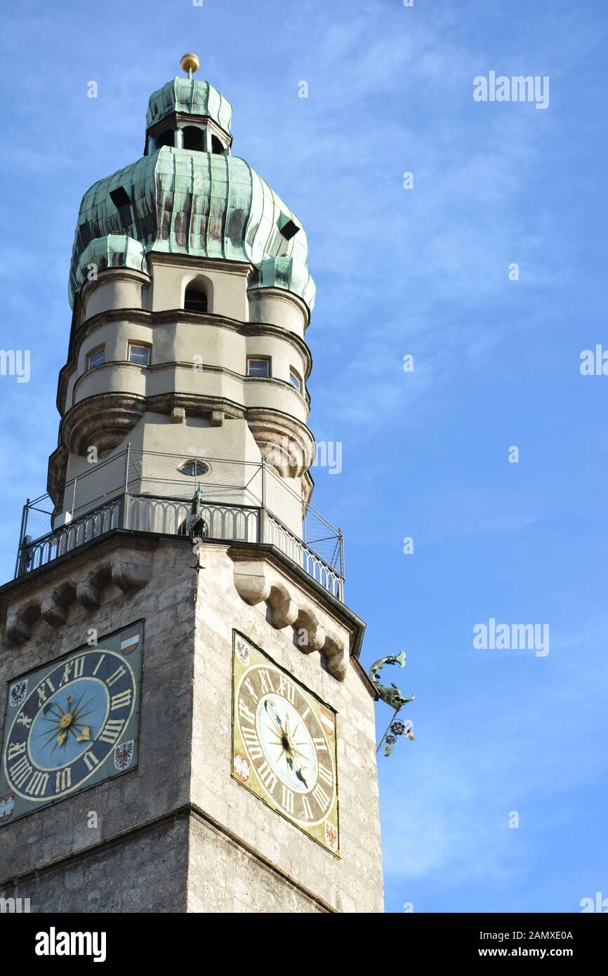 Torre dell'orologio del vecchio municipio di Innsbruck Foto Stock