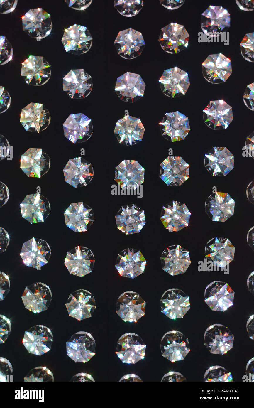 Grandi cristalli Swarovski iridescenti contro una massa nera Foto Stock