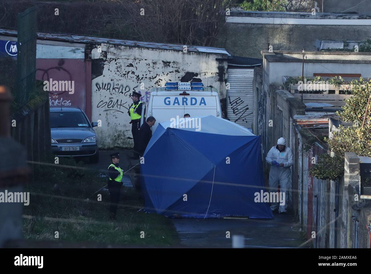 Garda in scena sulla Trinity Terrace nella zona Drumcondra di Dublino dove i resti umani, ritenuti legati alla scomparsa di un ragazzo di 17 anni da Co Louth, sono stati trovati in una vettura bruciata. Gardai sono in attesa dei risultati del DNA per vedere se gli arti umani trovati in Coosock il Lunedi anche appartengono al adolescente mancante. Foto Stock