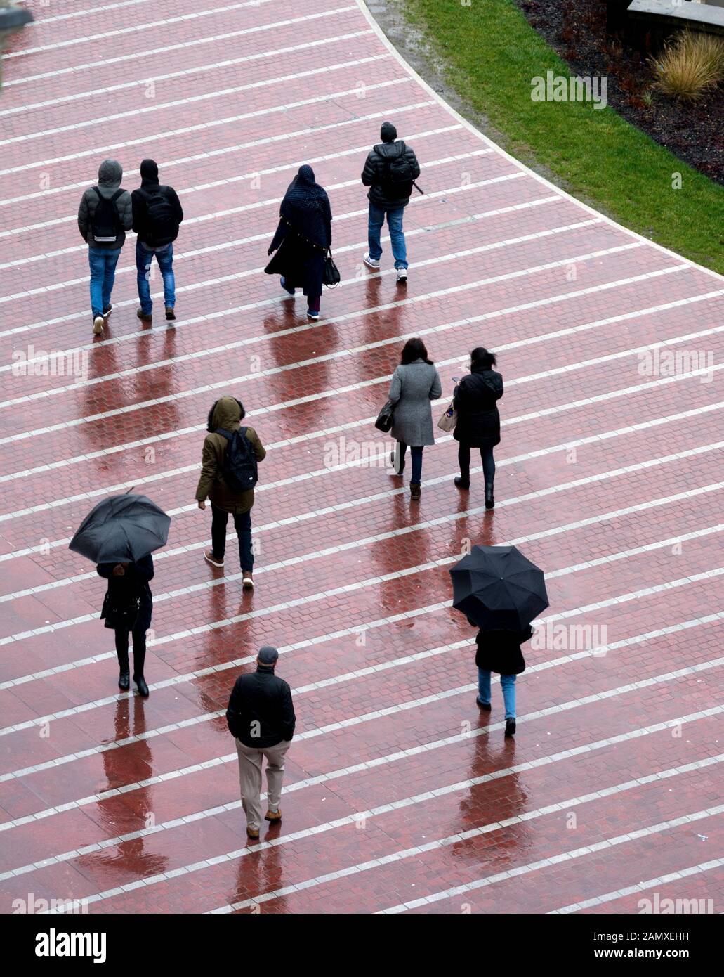 Veduta aerea delle persone che camminano in inverno, Centenary Square, Birmingham, Regno Unito Foto Stock