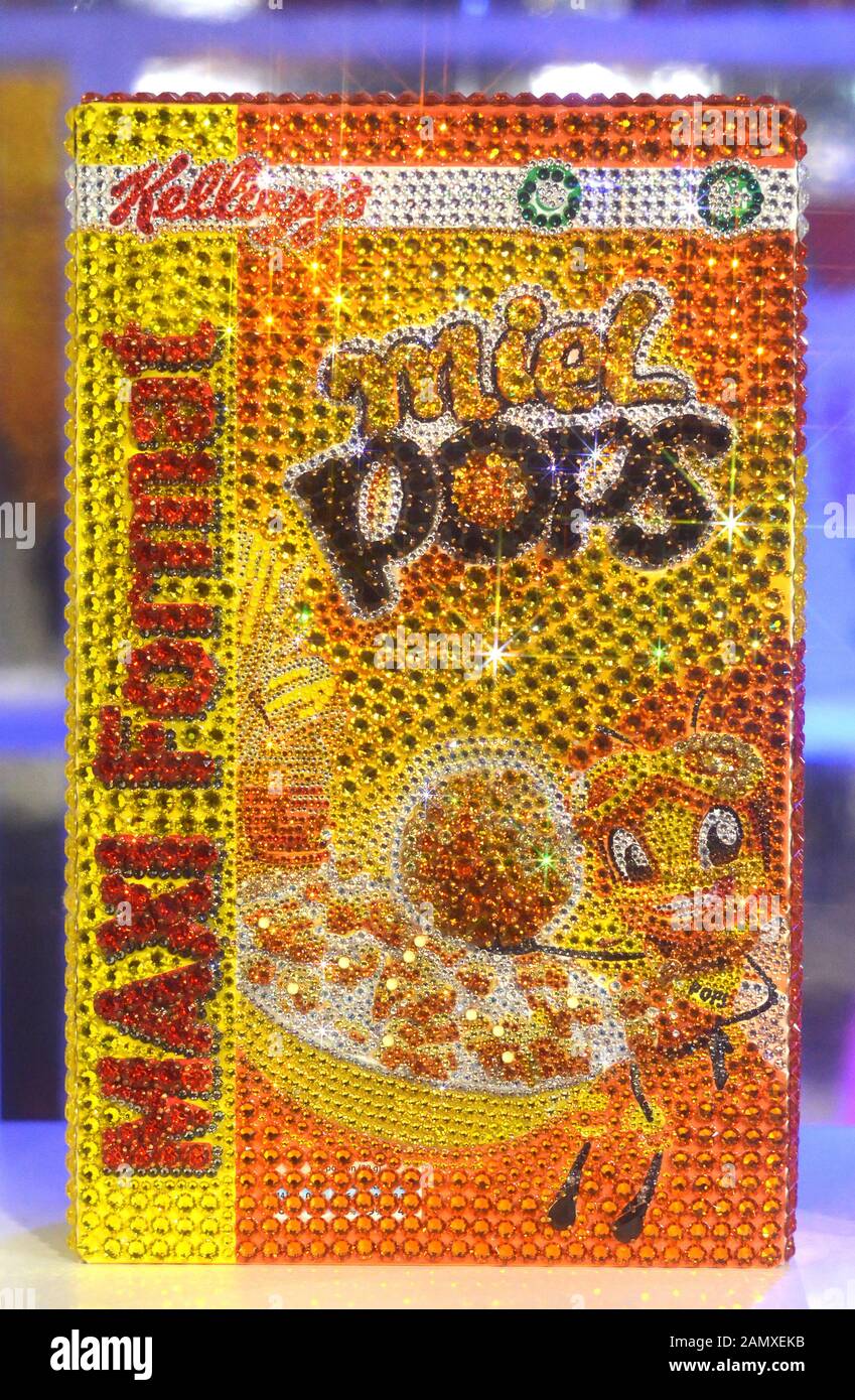 Installazione 'vita ordinaria' a Innsbruck di Shourouk Rhaiem. Oggetti di uso quotidiano, ornati a mano, con un totale di 150 kg di cristalli Swarovski Foto Stock