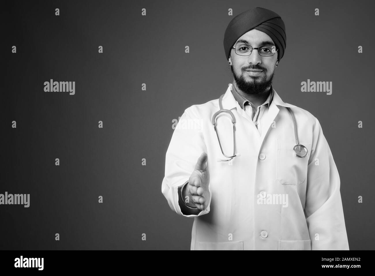 Giovani indiani barbuto Sikh medico uomo indossa turbante Foto Stock