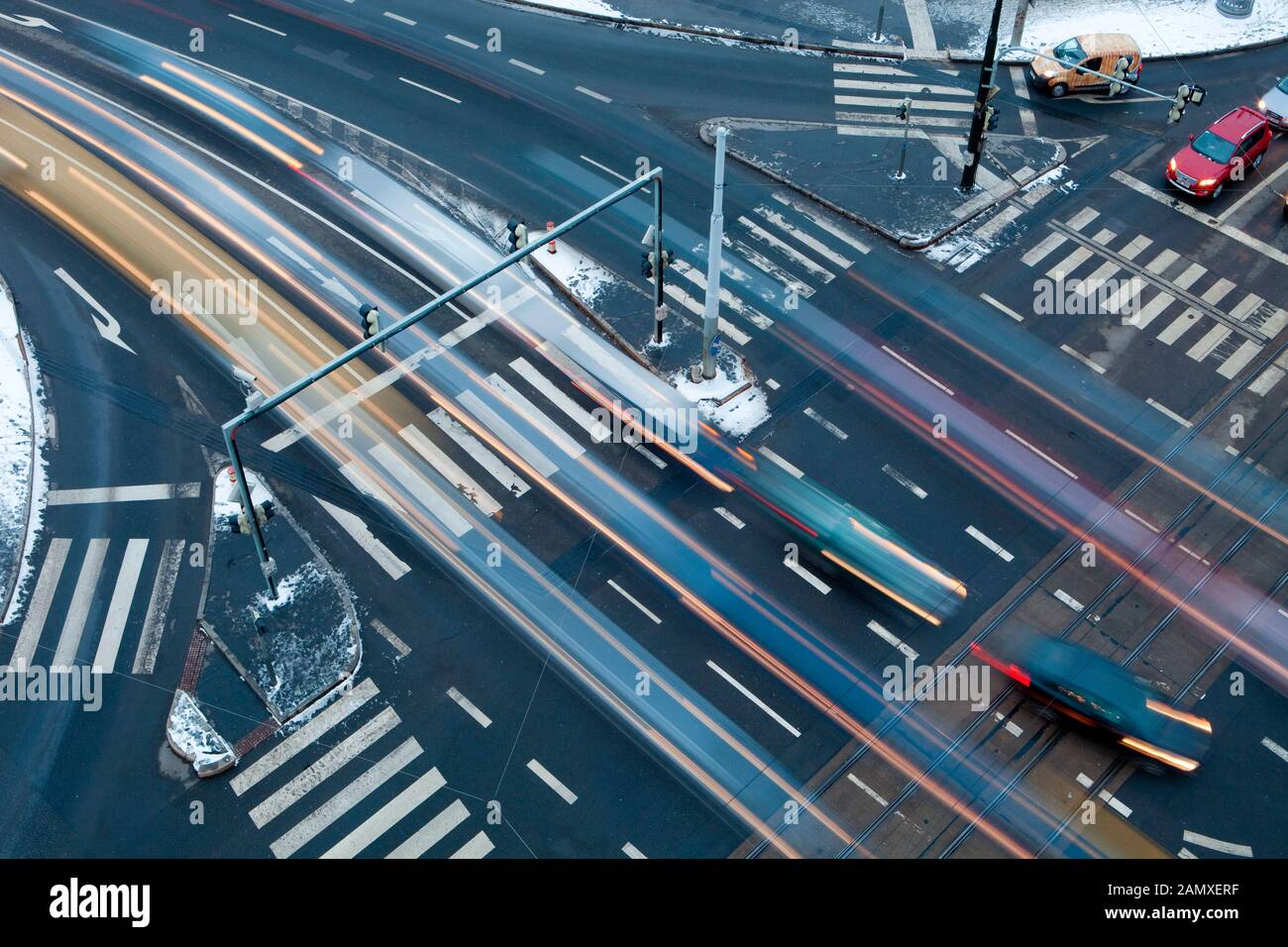 Praga - traffico all'incrocio - vista dall'alto Foto Stock