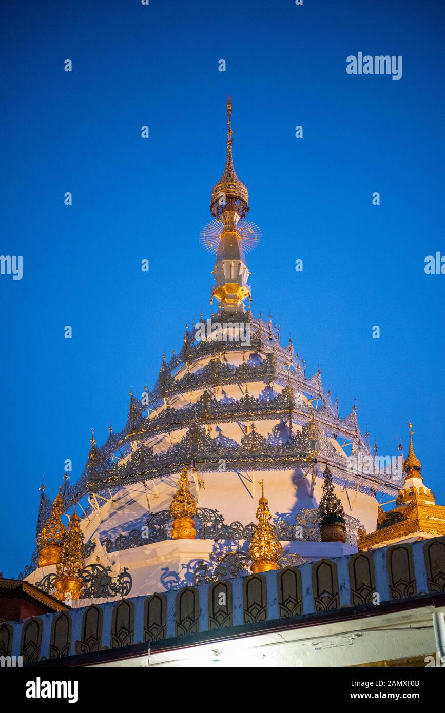 Pagoda illuminata di notte a Mandalay, Myanmar. Catturato in Mandalay, Downtown Mandalay il 09 01 2020 da Tian Williams Photography Foto Stock