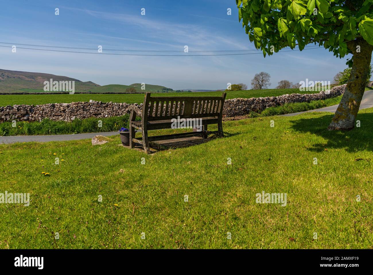 Un banco con una vista sopra le Yorkshire Dales vicino Hartlington, North Yorkshire, Inghilterra, Regno Unito Foto Stock
