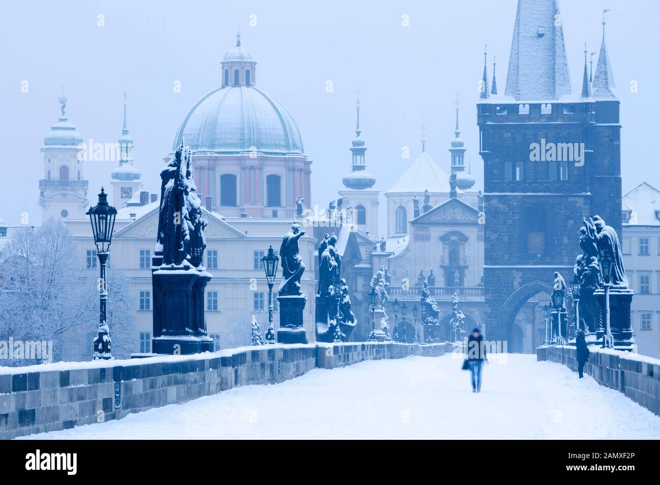Repubblica Ceca, Praga - Ponte Carlo d'inverno. Foto Stock